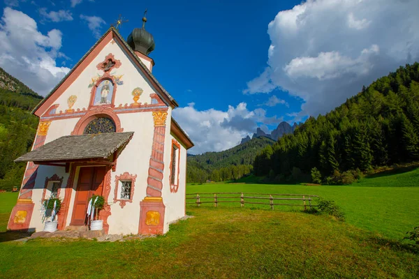 Dolomite Alpleri'nin güneşli manzarası. Güzel Dolomiti dağları ile St Johann Kilisesi, Santa Maddalena, Val Di Funes, Dolomites, İtalya.