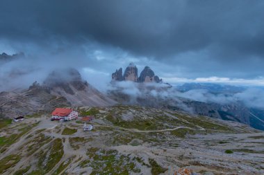  Dolomites, İtalya 'daki Tre Cime parkındaki dağlar. İtalyan Alpleri