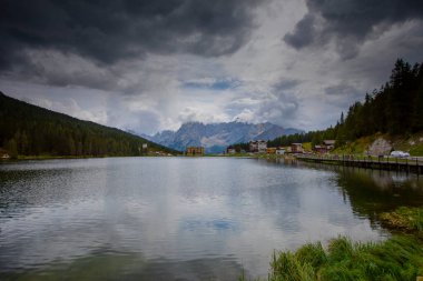 Antorno Gölü 'nün görkemli manzarası Tre Cime di Lavaredo' nun ünlü Dolomites dağı arka planında Doğu Dolomitler, İtalya Avrupa.