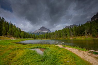 Antorno Gölü 'nün görkemli manzarası Tre Cime di Lavaredo' nun ünlü Dolomites dağı arka planında Doğu Dolomitler, İtalya Avrupa.