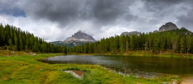 Antorno Gölü 'nün görkemli manzarası Tre Cime di Lavaredo' nun ünlü Dolomites dağı arka planında Doğu Dolomitler, İtalya Avrupa.