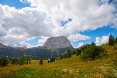 Güzel bahar Alp manzara, dağ chalets ve yüksek karlı dağlarla gün batımında, Geisler - arka planda küçük göl Odle dağ grup, Alto Adige, Dolomites, İtalya, Avrupa