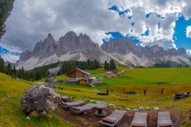 Güzel bahar Alp manzara, dağ chalets ve yüksek karlı dağlarla gün batımında, Geisler - arka planda küçük göl Odle dağ grup, Alto Adige, Dolomites, İtalya, Avrupa