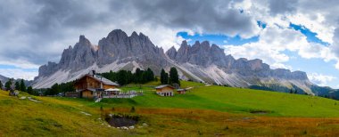 Güzel bahar Alp manzara, dağ chalets ve yüksek karlı dağlarla gün batımında, Geisler - arka planda küçük göl Odle dağ grup, Alto Adige, Dolomites, İtalya, Avrupa