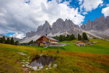 Güzel bahar Alp manzara, dağ chalets ve yüksek karlı dağlarla gün batımında, Geisler - arka planda küçük göl Odle dağ grup, Alto Adige, Dolomites, İtalya, Avrupa