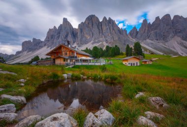 Güzel bahar Alp manzara, dağ chalets ve yüksek karlı dağlarla gün batımında, Geisler - arka planda küçük göl Odle dağ grup, Alto Adige, Dolomites, İtalya, Avrupa