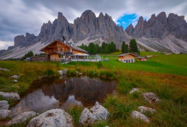 Güzel bahar Alp manzara, dağ chalets ve yüksek karlı dağlarla gün batımında, Geisler - arka planda küçük göl Odle dağ grup, Alto Adige, Dolomites, İtalya, Avrupa