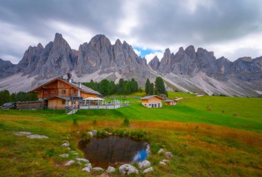 Güzel bahar Alp manzara, dağ chalets ve yüksek karlı dağlarla gün batımında, Geisler - arka planda küçük göl Odle dağ grup, Alto Adige, Dolomites, İtalya, Avrupa