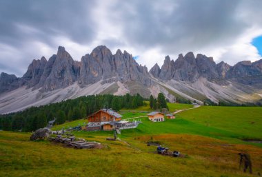 Güzel bahar Alp manzara, dağ chalets ve yüksek karlı dağlarla gün batımında, Geisler - arka planda küçük göl Odle dağ grup, Alto Adige, Dolomites, İtalya, Avrupa