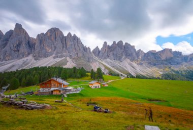 Güzel bahar Alp manzara, dağ chalets ve yüksek karlı dağlarla gün batımında, Geisler - arka planda küçük göl Odle dağ grup, Alto Adige, Dolomites, İtalya, Avrupa