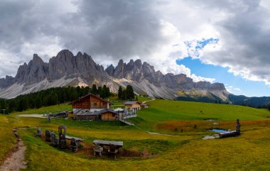 Güzel bahar Alp manzara, dağ chalets ve yüksek karlı dağlarla gün batımında, Geisler - arka planda küçük göl Odle dağ grup, Alto Adige, Dolomites, İtalya, Avrupa