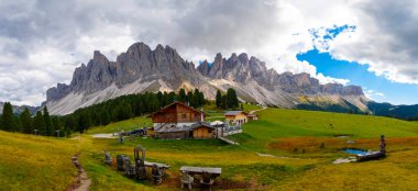 Güzel bahar Alp manzara, dağ chalets ve yüksek karlı dağlarla gün batımında, Geisler - arka planda küçük göl Odle dağ grup, Alto Adige, Dolomites, İtalya, Avrupa