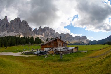 Güzel bahar Alp manzara, dağ chalets ve yüksek karlı dağlarla gün batımında, Geisler - arka planda küçük göl Odle dağ grup, Alto Adige, Dolomites, İtalya, Avrupa
