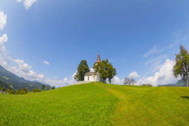 Praprotno, Skofja Loka - Slovenya. Sveti Tomaz 'ın Hilltop Kilisesi, muhteşem manzaralı kartpostal KamnikSavinja Alpleri.
