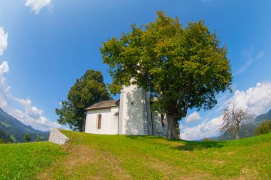 Praprotno, Skofja Loka - Slovenya. Sveti Tomaz 'ın Hilltop Kilisesi, muhteşem manzaralı kartpostal KamnikSavinja Alpleri.