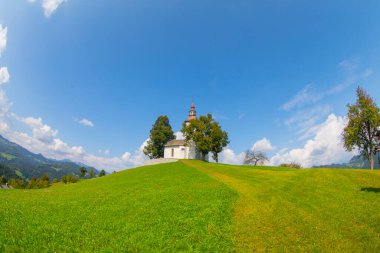 Praprotno, Skofja Loka - Slovenya. Sveti Tomaz 'ın Hilltop Kilisesi, muhteşem manzaralı kartpostal KamnikSavinja Alpleri.