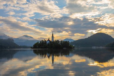 Avrupa 'nın antik şehirlerine zarar vermek. Maria 'nın Hacı Kilisesi' nin panoramik sabah manzarası. Bled Gölü, Julian Alps, Slovenya ve Avrupa 'nın heyecan verici sonbahar sahnesi.