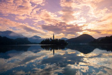 Avrupa 'nın antik şehirlerine zarar vermek. Maria 'nın Hacı Kilisesi' nin panoramik sabah manzarası. Bled Gölü, Julian Alps, Slovenya ve Avrupa 'nın heyecan verici sonbahar sahnesi.