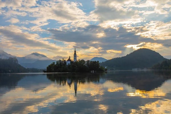 Avrupa 'nın antik şehirlerine zarar vermek. Maria 'nın Hacı Kilisesi' nin panoramik sabah manzarası. Bled Gölü, Julian Alps, Slovenya ve Avrupa 'nın heyecan verici sonbahar sahnesi.
