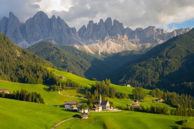 Santa Maddalena Kilisesi, Kirche St. Magdalena, Val di Funes Vadisi, Dolomiti Dağı, Santa Magdalena Alta, Güney Tyrol, İtalya