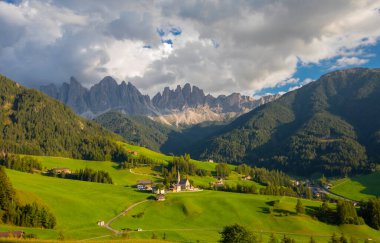 Santa Maddalena Kilisesi, Kirche St. Magdalena, Val di Funes Vadisi, Dolomiti Dağı, Santa Magdalena Alta, Güney Tyrol, İtalya