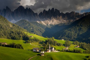 Santa Maddalena Kilisesi, Kirche St. Magdalena, Val di Funes Vadisi, Dolomiti Dağı, Santa Magdalena Alta, Güney Tyrol, İtalya