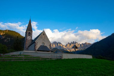 Santa Maddalena Kilisesi, Kirche St. Magdalena, Val di Funes Vadisi, Dolomiti Dağı, Santa Magdalena Alta, Güney Tyrol, İtalya