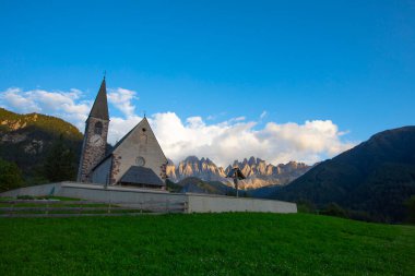 Santa Maddalena Kilisesi, Kirche St. Magdalena, Val di Funes Vadisi, Dolomiti Dağı, Santa Magdalena Alta, Güney Tyrol, İtalya