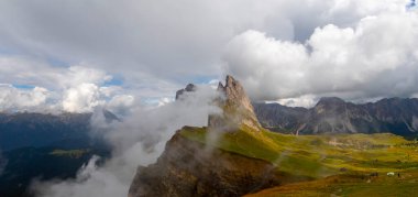 Seceda zirvesinde harika bir manzara. Trentino Alto Adige, Dolomites Alps, Güney Tyrol, İtalya, Avrupa. Odle dağ sırası, Val Gardena. Majestic Furchetta zirvesi. Sabah güneşinde mor çiçekler.