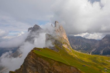 Seceda zirvesinde harika bir manzara. Trentino Alto Adige, Dolomites Alps, Güney Tyrol, İtalya, Avrupa. Odle dağ sırası, Val Gardena. Majestic Furchetta zirvesi. Sabah güneşinde mor çiçekler.