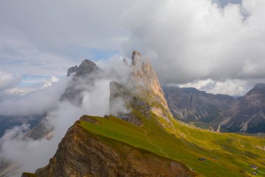 Seceda zirvesinde harika bir manzara. Trentino Alto Adige, Dolomites Alps, Güney Tyrol, İtalya, Avrupa. Odle dağ sırası, Val Gardena. Majestic Furchetta zirvesi. Sabah güneşinde mor çiçekler.