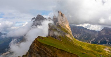 Seceda zirvesinde harika bir manzara. Trentino Alto Adige, Dolomites Alps, Güney Tyrol, İtalya, Avrupa. Odle dağ sırası, Val Gardena. Majestic Furchetta zirvesi. Sabah güneşinde mor çiçekler.