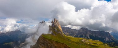 Seceda zirvesinde harika bir manzara. Trentino Alto Adige, Dolomites Alps, Güney Tyrol, İtalya, Avrupa. Odle dağ sırası, Val Gardena. Majestic Furchetta zirvesi. Sabah güneşinde mor çiçekler.