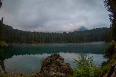Lago di Carezza (Carezza Gölü) ve Dolomiti Trentino-Alto-Adige, İtalya