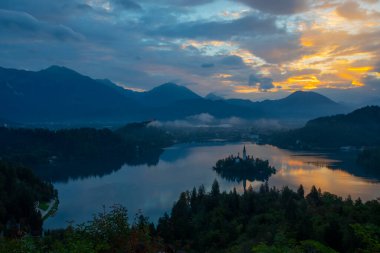 Avrupa 'nın antik şehirlerine zarar vermek. Maria 'nın Hacı Kilisesi' nin panoramik sabah manzarası. Bled Gölü, Julian Alps, Slovenya ve Avrupa 'nın heyecan verici sonbahar sahnesi.