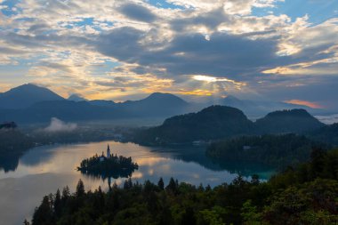 Avrupa 'nın antik şehirlerine zarar vermek. Maria 'nın Hacı Kilisesi' nin panoramik sabah manzarası. Bled Gölü, Julian Alps, Slovenya ve Avrupa 'nın heyecan verici sonbahar sahnesi.