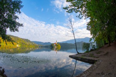 Avrupa 'nın antik şehirlerine zarar vermek. Maria 'nın Hacı Kilisesi' nin panoramik sabah manzarası. Bled Gölü, Julian Alps, Slovenya ve Avrupa 'nın heyecan verici sonbahar sahnesi.