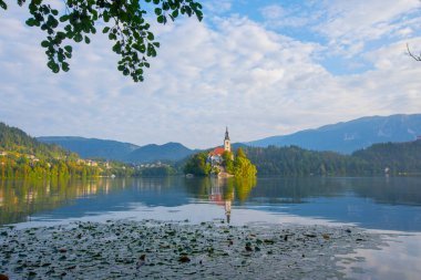 Avrupa 'nın antik şehirlerine zarar vermek. Maria 'nın Hacı Kilisesi' nin panoramik sabah manzarası. Bled Gölü, Julian Alps, Slovenya ve Avrupa 'nın heyecan verici sonbahar sahnesi.