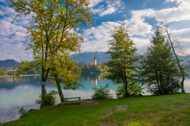 Avrupa 'nın antik şehirlerine zarar vermek. Maria 'nın Hacı Kilisesi' nin panoramik sabah manzarası. Bled Gölü, Julian Alps, Slovenya ve Avrupa 'nın heyecan verici sonbahar sahnesi.