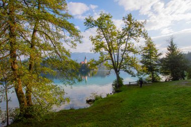Avrupa 'nın antik şehirlerine zarar vermek. Maria 'nın Hacı Kilisesi' nin panoramik sabah manzarası. Bled Gölü, Julian Alps, Slovenya ve Avrupa 'nın heyecan verici sonbahar sahnesi.