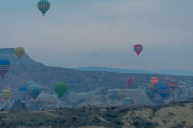 Renkli sıcak hava balonları önce denize indirmek içinde Göreme Milli Parkı, Kapadokya, Türkiye
