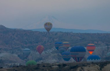 Renkli sıcak hava balonları önce denize indirmek içinde Göreme Milli Parkı, Kapadokya, Türkiye