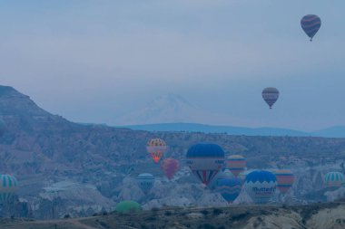 Renkli sıcak hava balonları önce denize indirmek içinde Göreme Milli Parkı, Kapadokya, Türkiye
