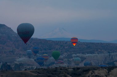 Renkli sıcak hava balonları önce denize indirmek içinde Göreme Milli Parkı, Kapadokya, Türkiye