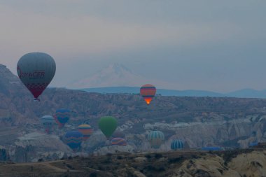 Renkli sıcak hava balonları önce denize indirmek içinde Göreme Milli Parkı, Kapadokya, Türkiye