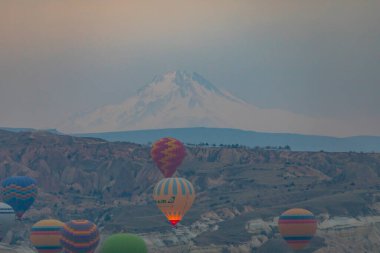 Renkli sıcak hava balonları önce denize indirmek içinde Göreme Milli Parkı, Kapadokya, Türkiye