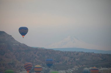 Renkli sıcak hava balonları önce denize indirmek içinde Göreme Milli Parkı, Kapadokya, Türkiye