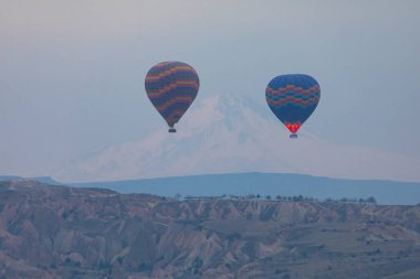 Renkli sıcak hava balonları önce denize indirmek içinde Göreme Milli Parkı, Kapadokya, Türkiye