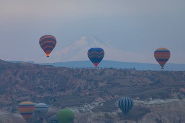 Renkli sıcak hava balonları önce denize indirmek içinde Göreme Milli Parkı, Kapadokya, Türkiye