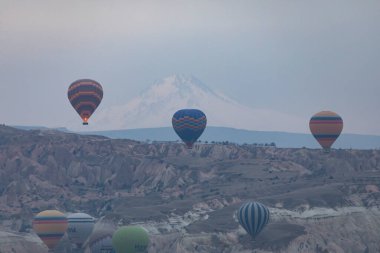 Renkli sıcak hava balonları önce denize indirmek içinde Göreme Milli Parkı, Kapadokya, Türkiye